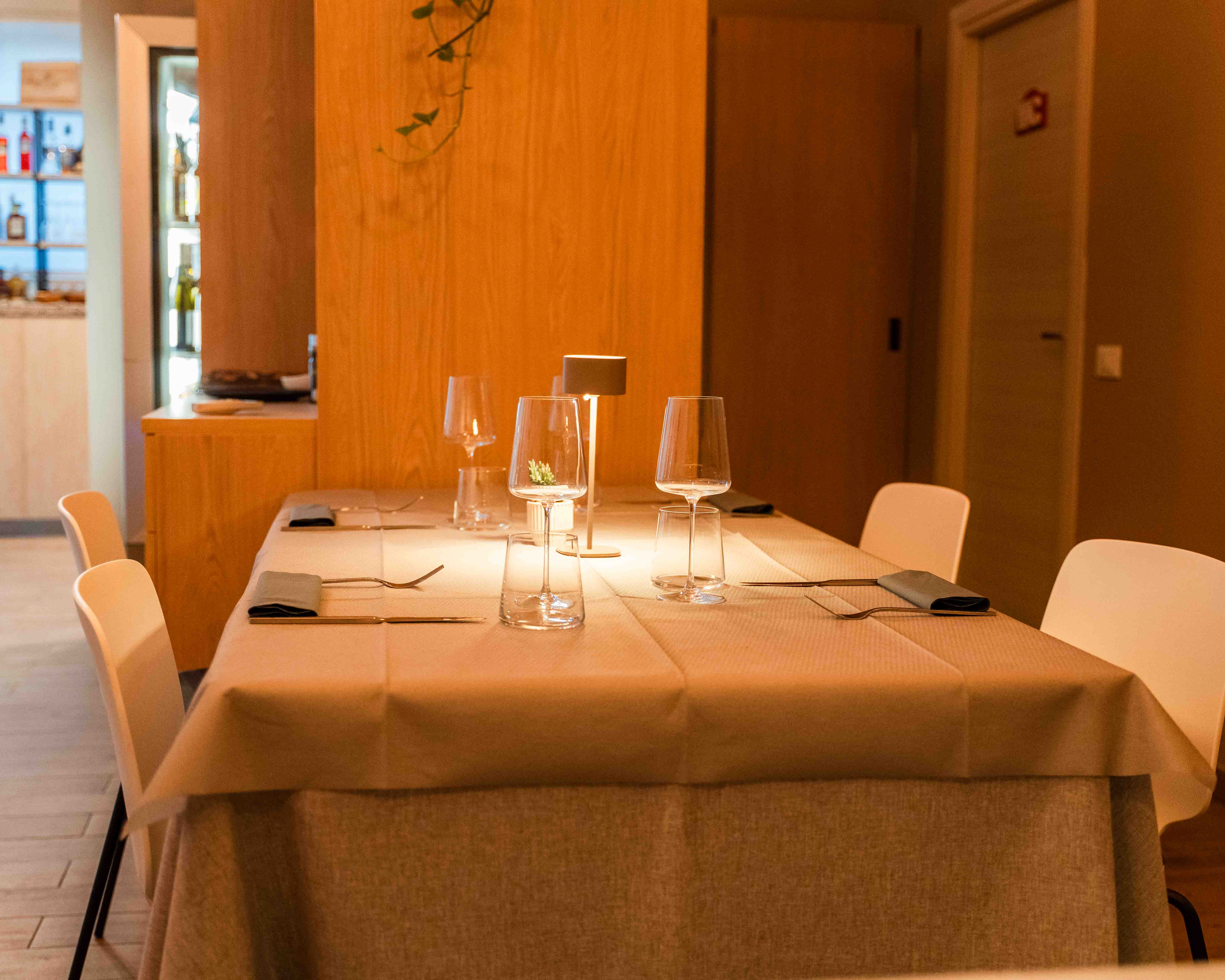 Tavolo apparecchiato nella sala del ristorante