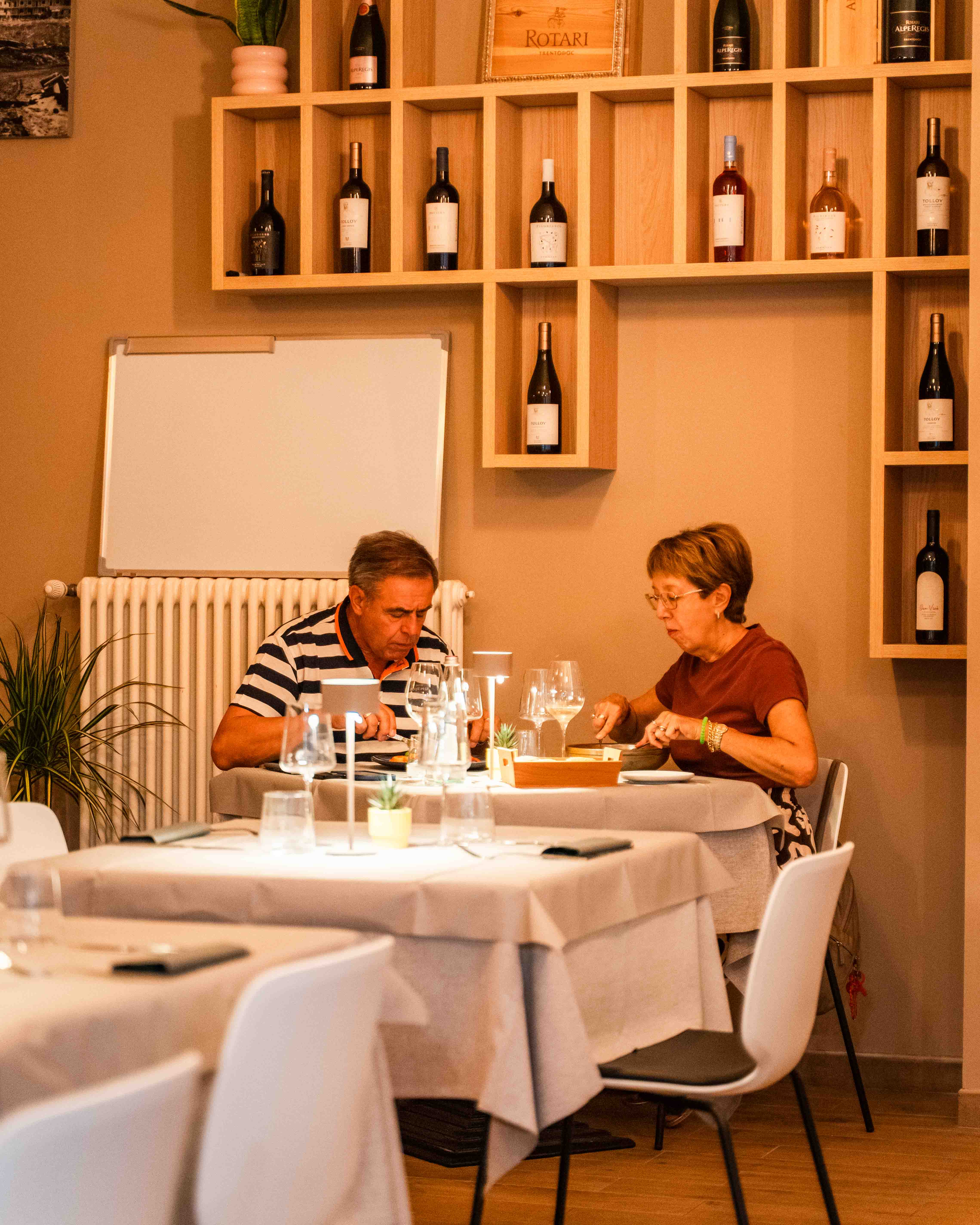 Clienti seduti a tavola nella sala del ristorante